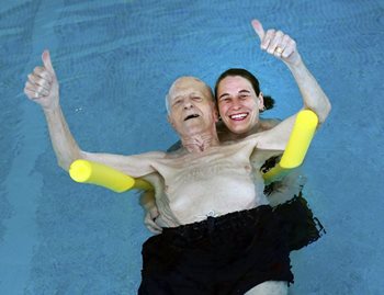 92-year-old local resident goes swimming for the first time in a decade