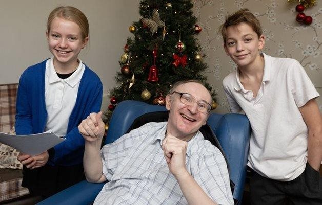 Local children share festive cheer with Kidderminster care home residents 