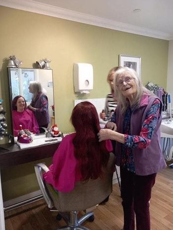 ‘Shear’ delight for 92-year-old Bury St Edmunds care home resident and former hairdresser, as she snips into action